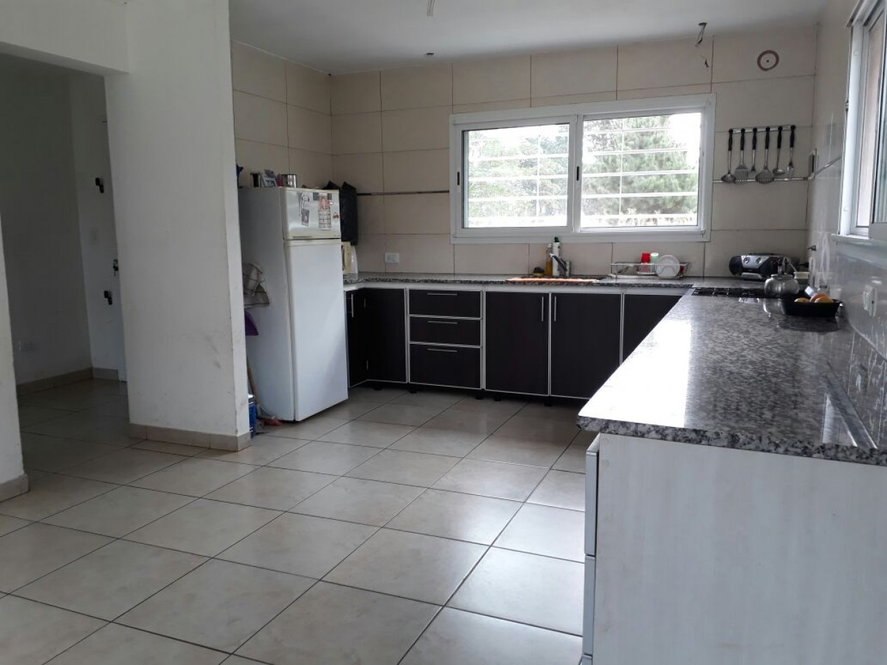 casa en lote propio de tres ambientes desarrollada en dos plantas.  Bo. Acantilados