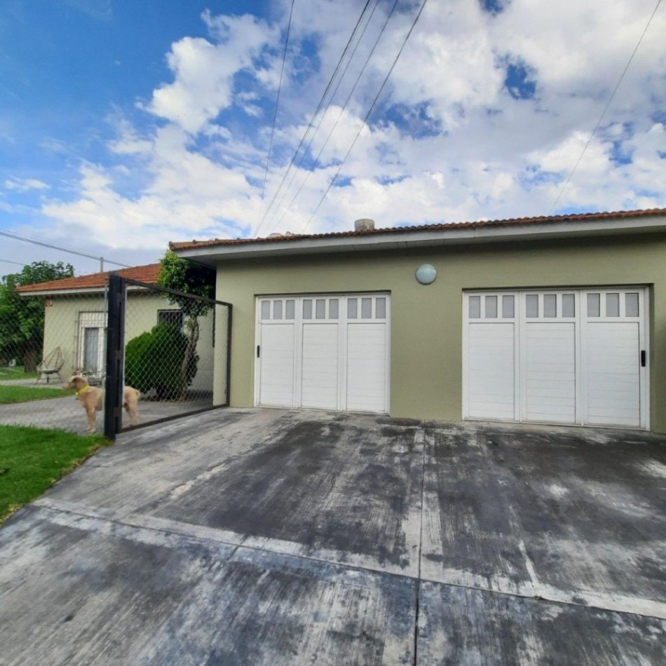 Chalet tres ambientes con garage. Reciclada. Colinas de Peralta Ramos