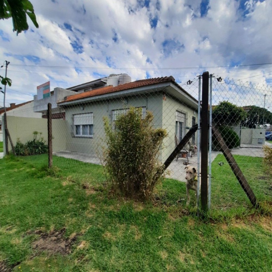 Chalet tres ambientes con garage. Reciclada. Colinas de Peralta Ramos