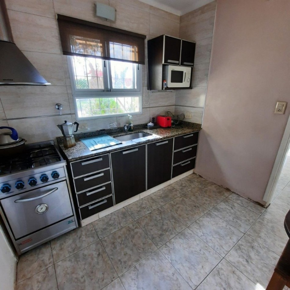 Chalet tres ambientes con garage. Reciclada. Colinas de Peralta Ramos