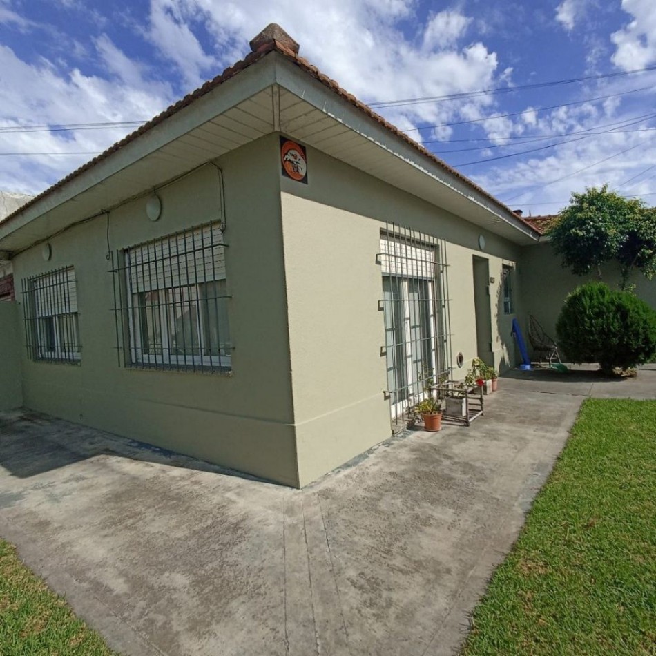 Chalet tres ambientes con garage. Reciclada. Colinas de Peralta Ramos