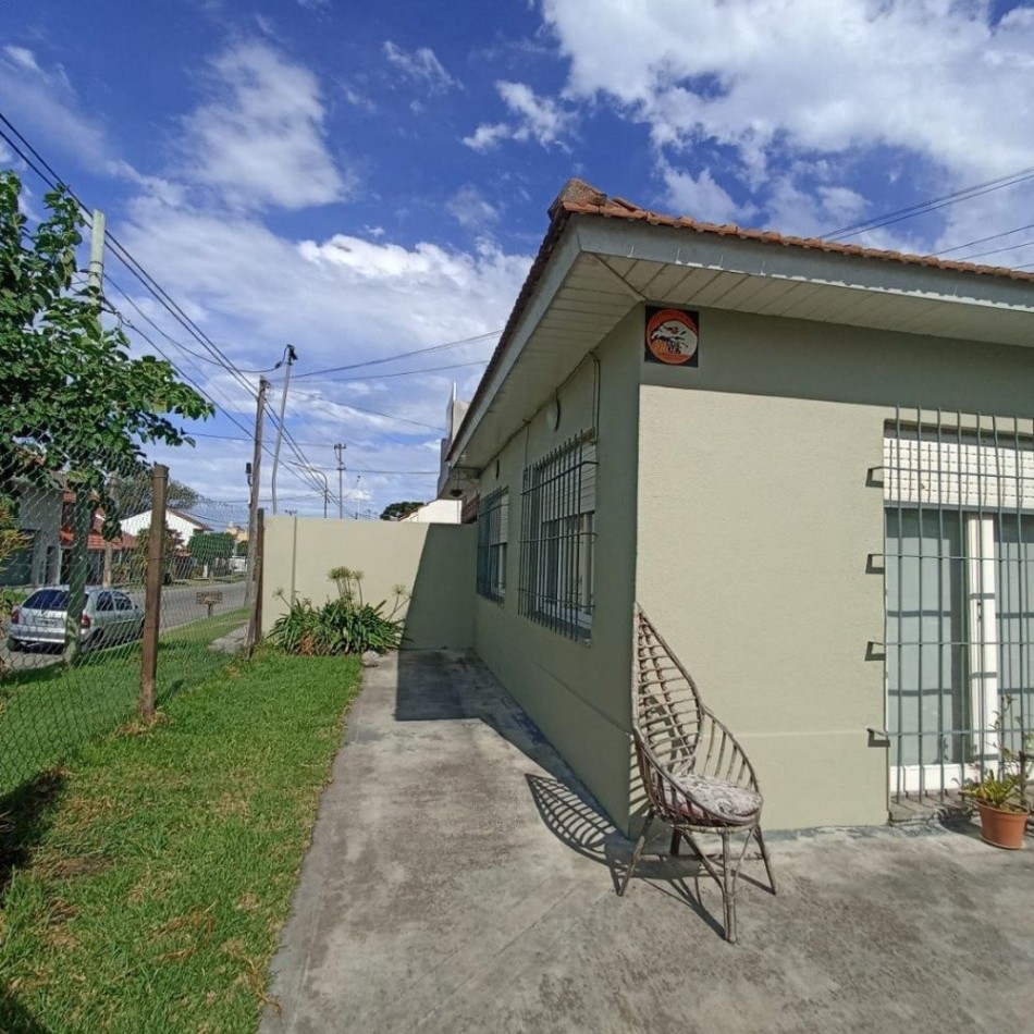 Chalet tres ambientes con garage. Reciclada. Colinas de Peralta Ramos