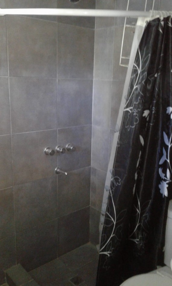 Chalet tres ambientes con gran parte con piscina + dpto. de un ambiente. Sierra de los Padres