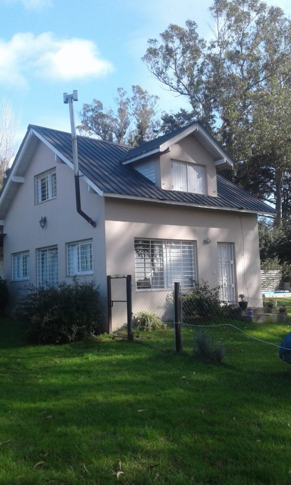 Chalet tres ambientes con gran parte con piscina + dpto. de un ambiente. Sierra de los Padres