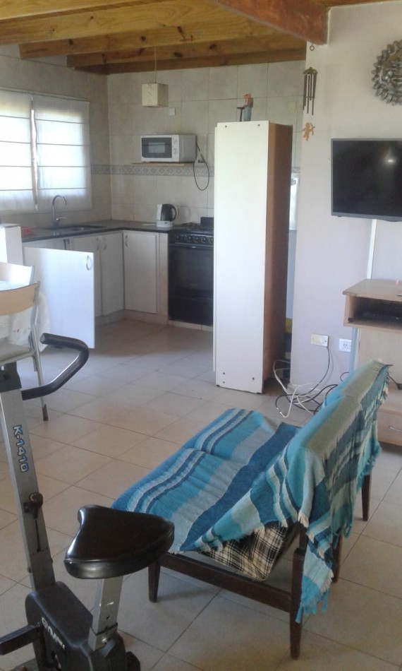 Chalet tres ambientes con gran parte con piscina + dpto. de un ambiente. Sierra de los Padres