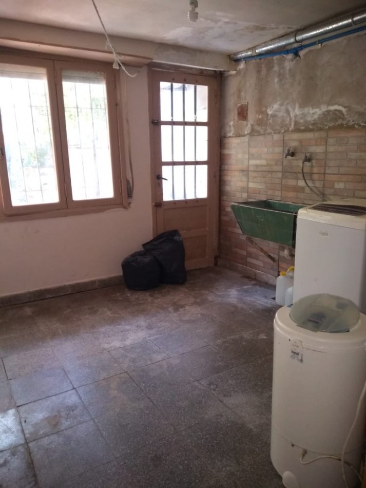 Chalet cuatro ambientes con garage y parque. Colina de Peralta Ramos