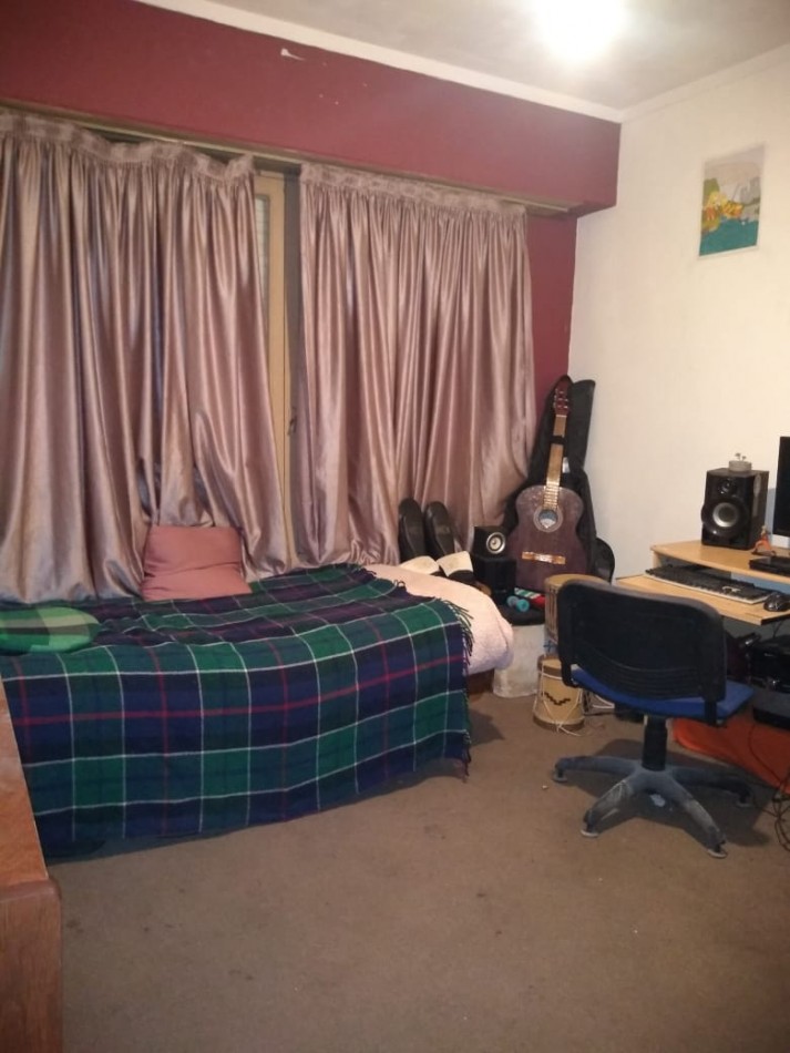 Chalet cuatro ambientes con garage y parque. Colina de Peralta Ramos