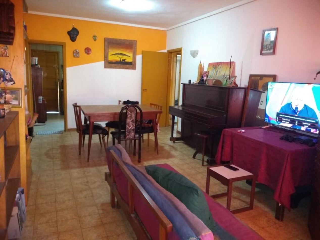 Chalet cuatro ambientes con garage y parque. Colina de Peralta Ramos