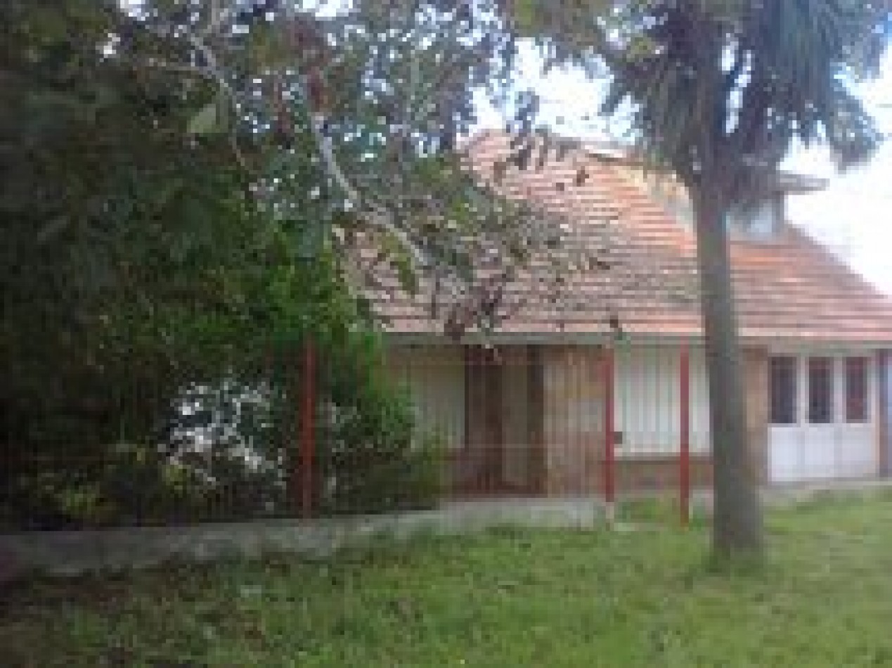 Chalet cuatro ambientes con garage y parque. Colina de Peralta Ramos