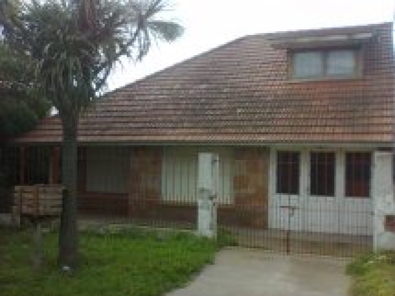 Chalet cuatro ambientes con garage y parque. Colina de Peralta Ramos