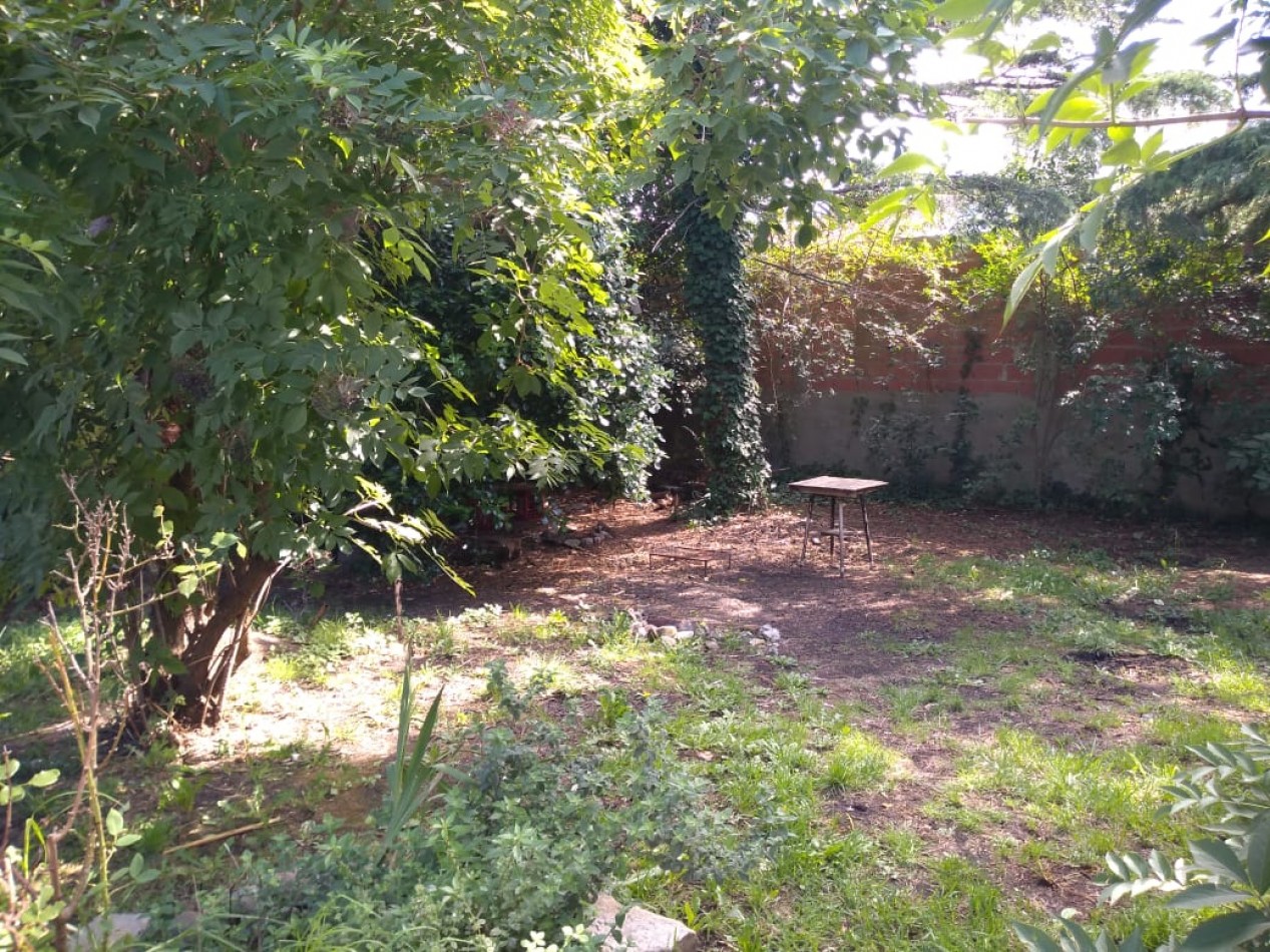 Chalet cuatro ambientes con garage y parque. Colina de Peralta Ramos