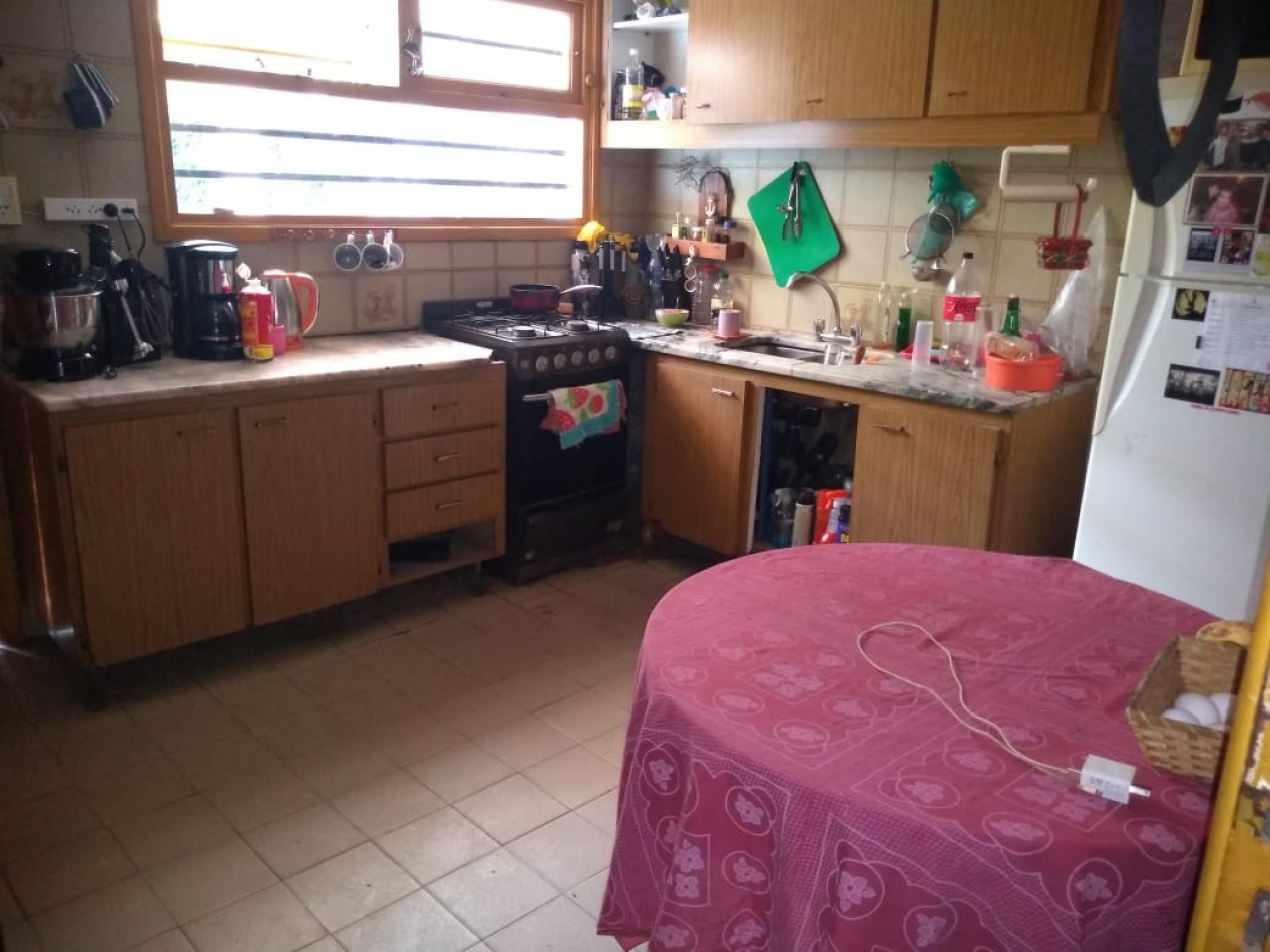 Chalet cuatro ambientes con garage y parque. Colina de Peralta Ramos