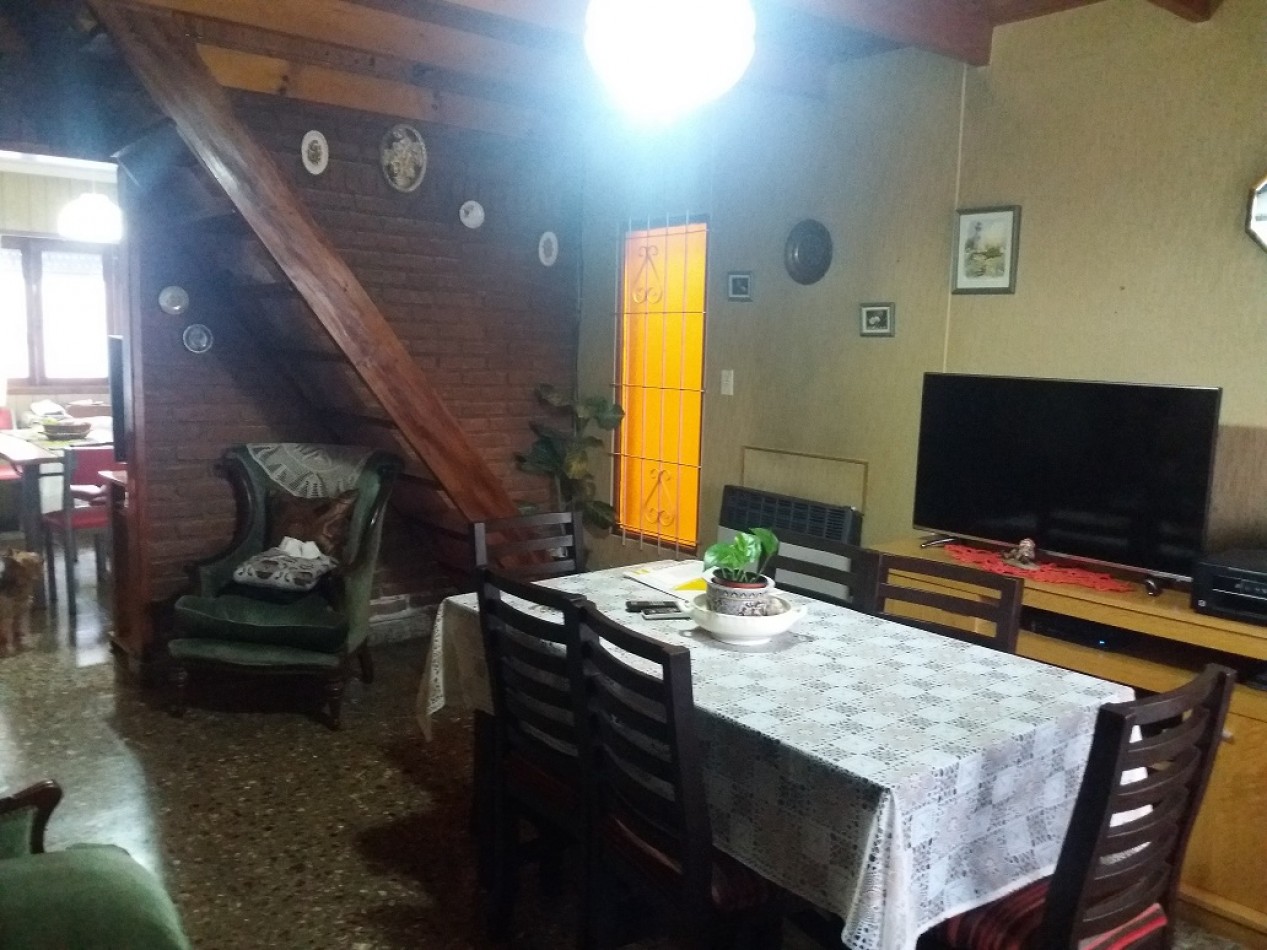 CHALET DE CUATRO AMBIENTES + DOS DEPARTAMENTOS DE DOS AMBIENTES C/U. VILLA LOURDES