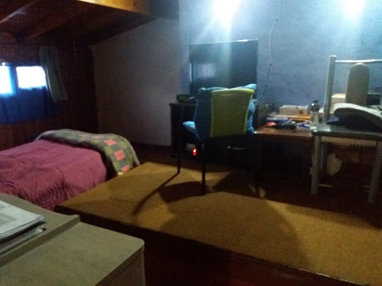 CHALET DE CUATRO AMBIENTES + DOS DEPARTAMENTOS DE DOS AMBIENTES C/U. VILLA LOURDES