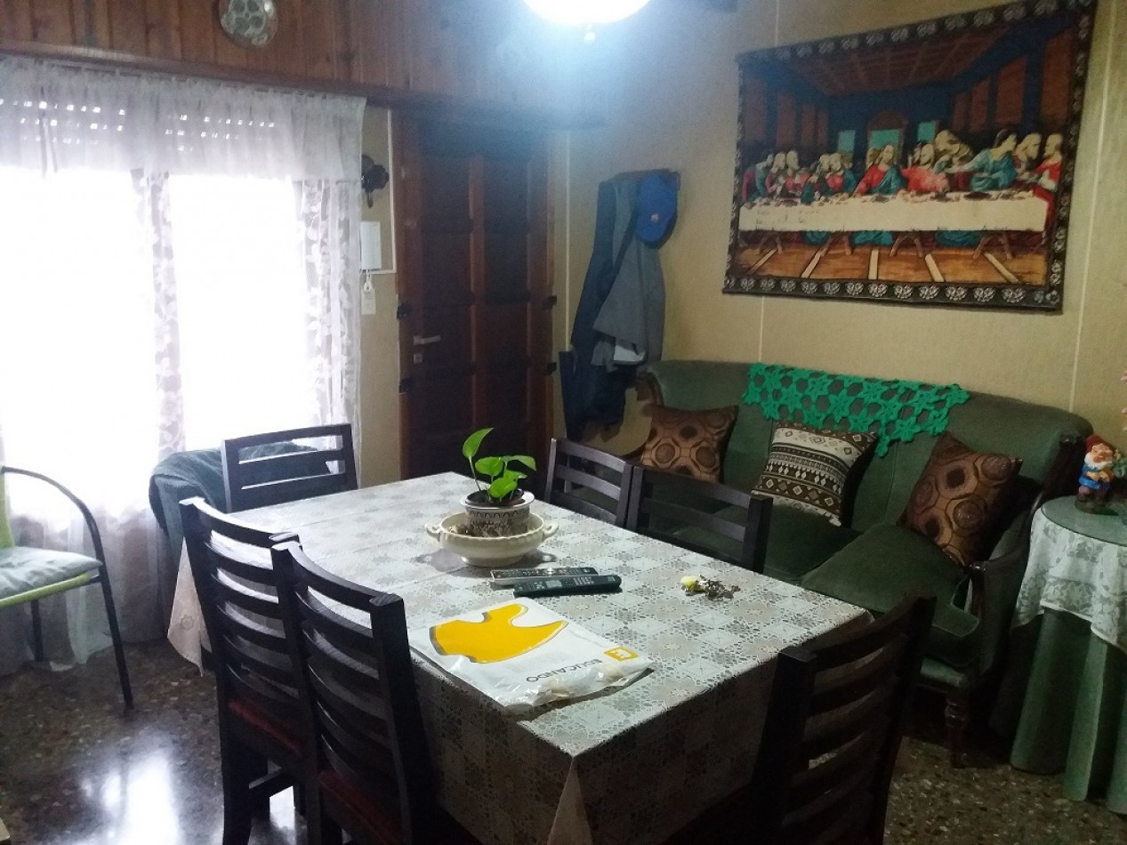 CHALET DE CUATRO AMBIENTES + DOS DEPARTAMENTOS DE DOS AMBIENTES C/U. VILLA LOURDES