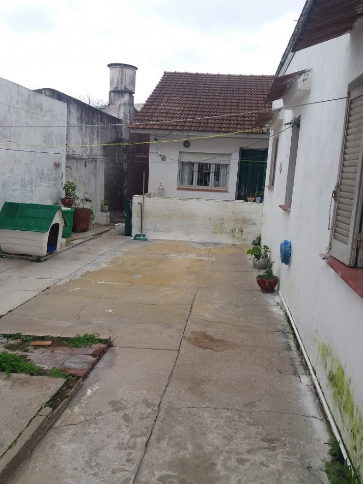 CHALET DE CUATRO AMBIENTES + DOS DEPARTAMENTOS DE DOS AMBIENTES C/U. VILLA LOURDES