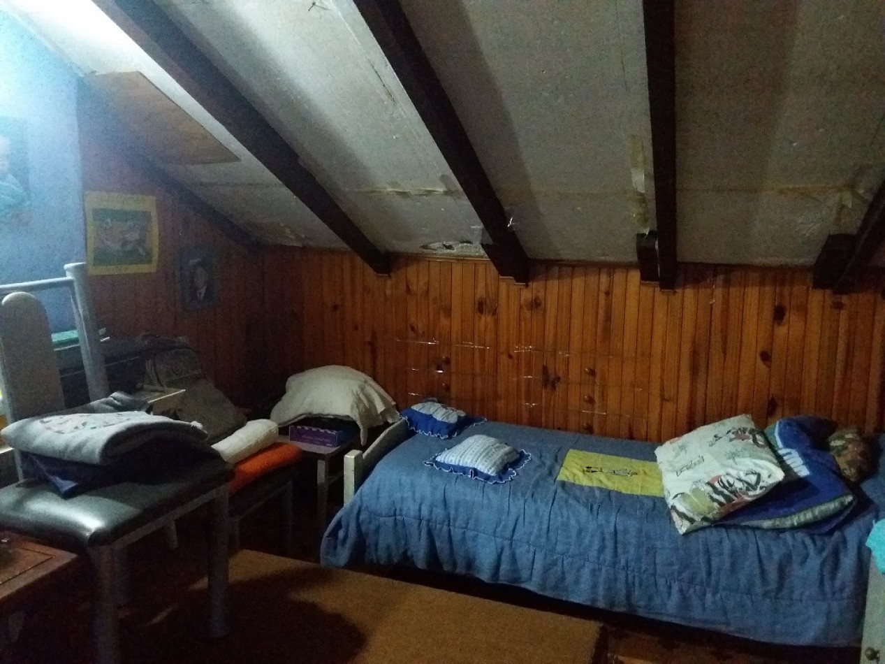 CHALET DE CUATRO AMBIENTES + DOS DEPARTAMENTOS DE DOS AMBIENTES C/U. VILLA LOURDES