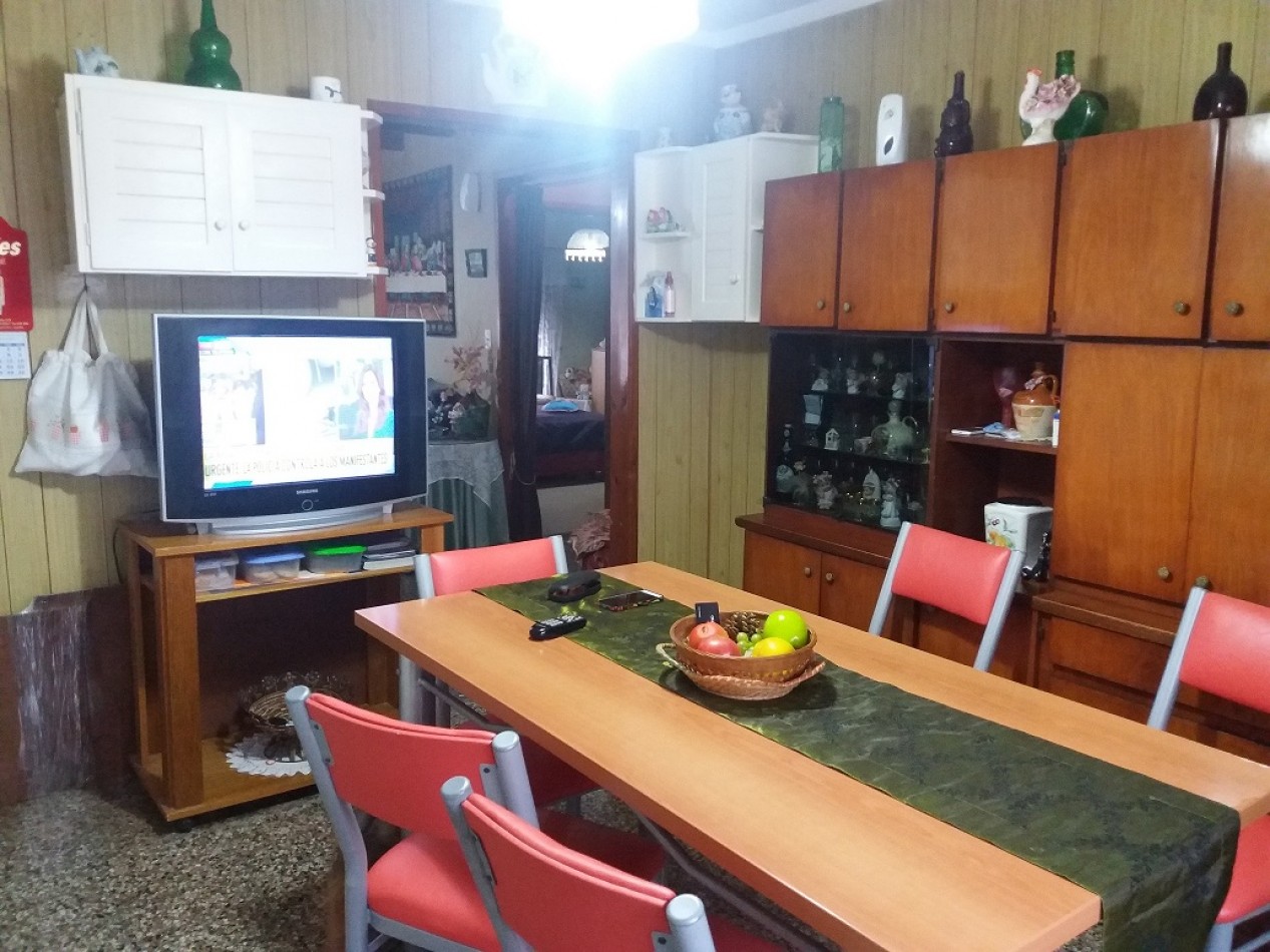 CHALET DE CUATRO AMBIENTES + DOS DEPARTAMENTOS DE DOS AMBIENTES C/U. VILLA LOURDES