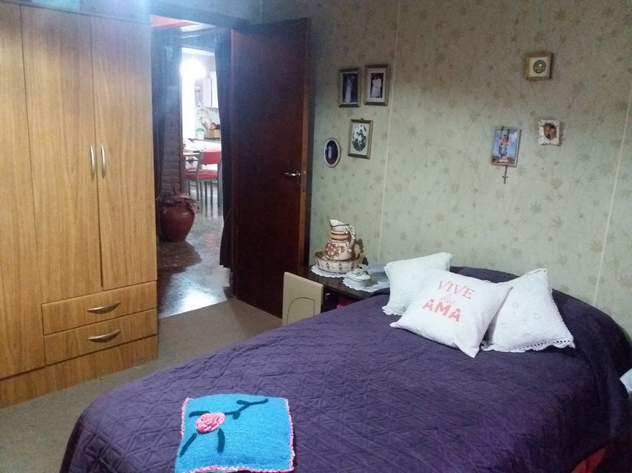 CHALET DE CUATRO AMBIENTES + DOS DEPARTAMENTOS DE DOS AMBIENTES C/U. VILLA LOURDES