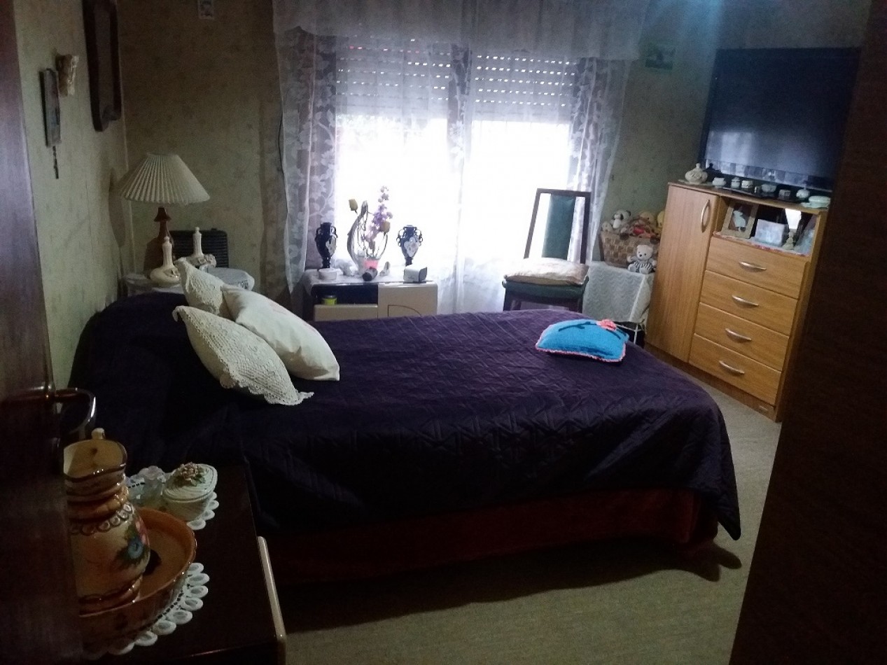 CHALET DE CUATRO AMBIENTES + DOS DEPARTAMENTOS DE DOS AMBIENTES C/U. VILLA LOURDES