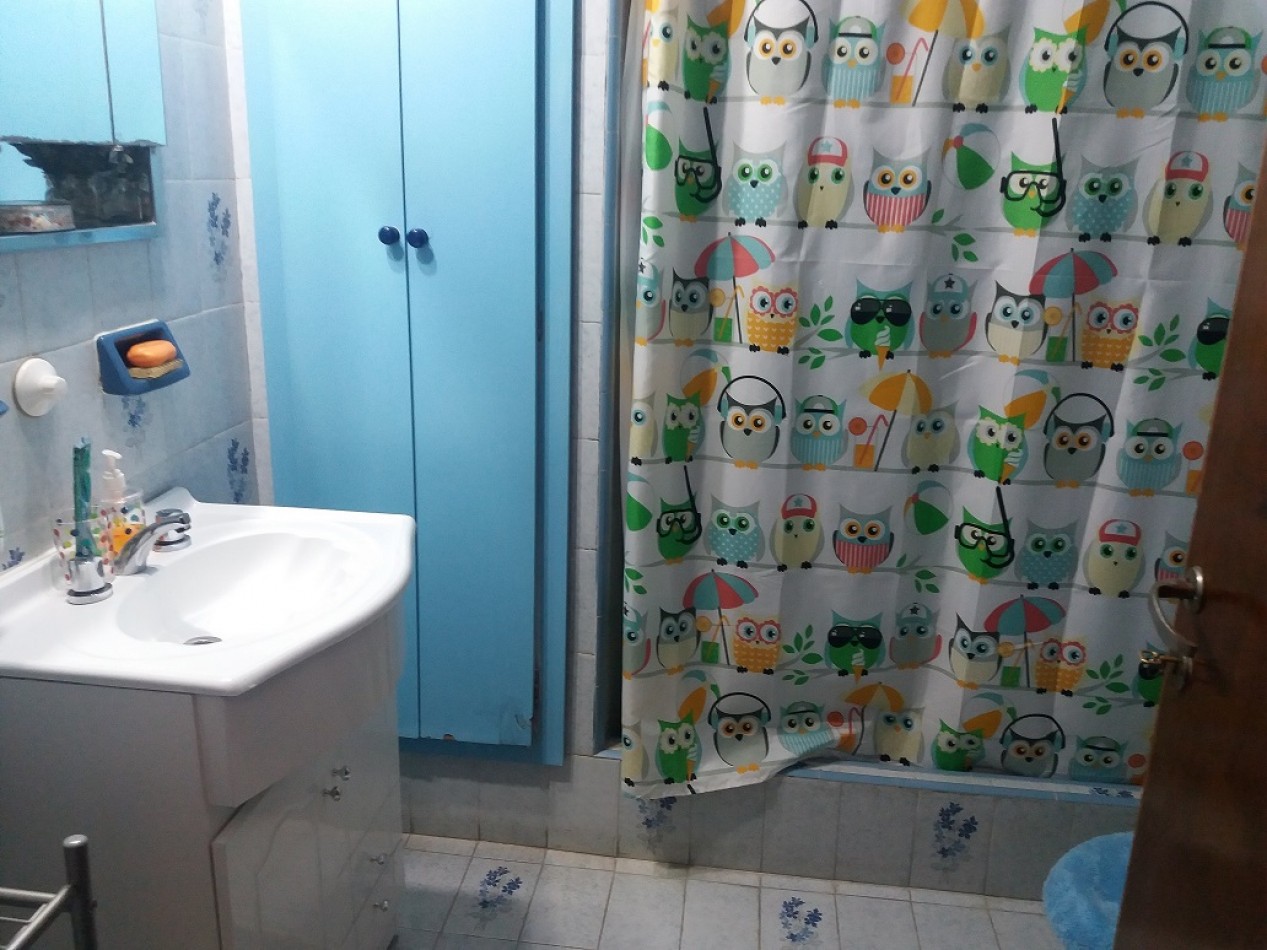 CHALET DE CUATRO AMBIENTES + DOS DEPARTAMENTOS DE DOS AMBIENTES C/U. VILLA LOURDES
