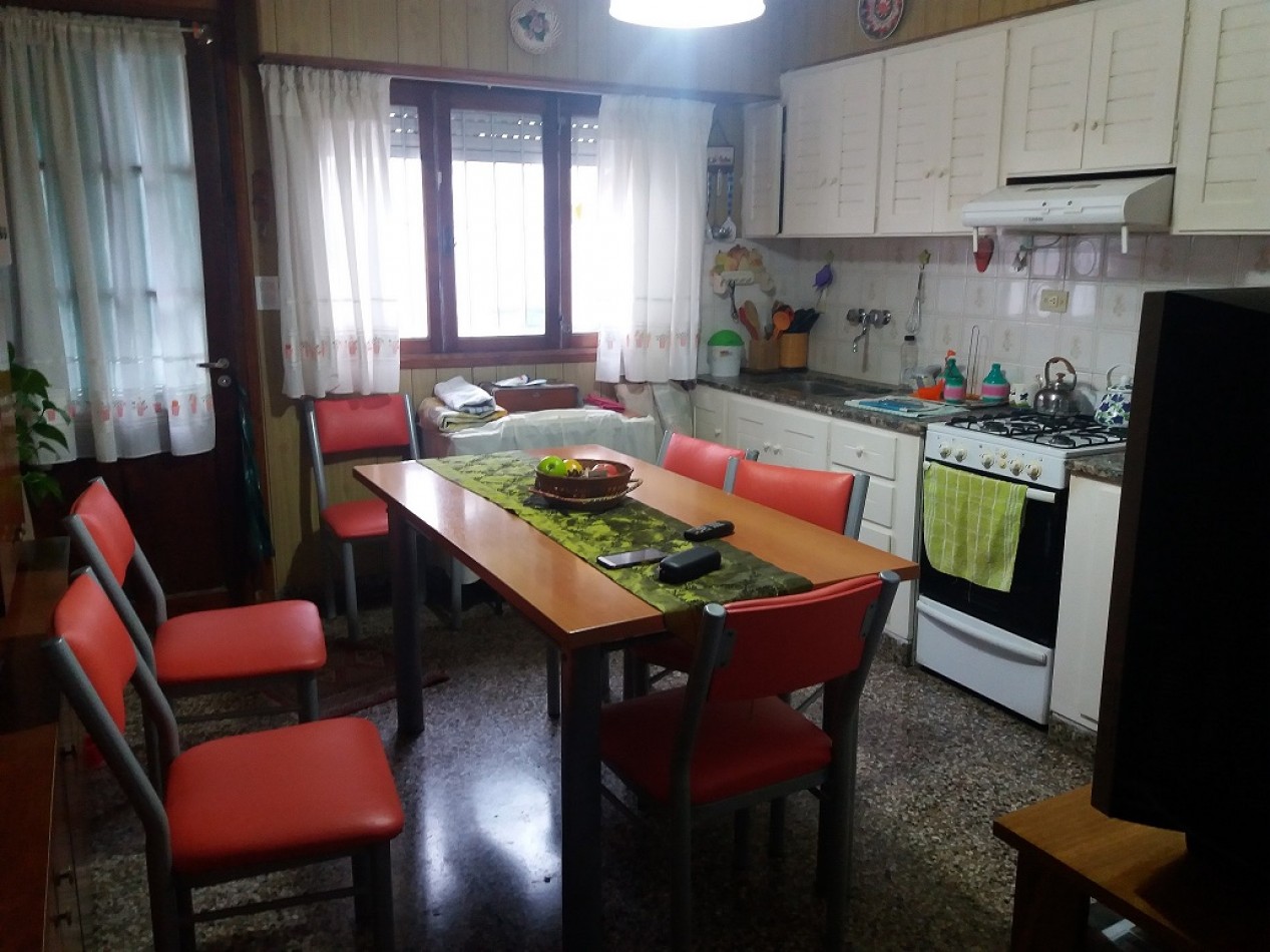 CHALET DE CUATRO AMBIENTES + DOS DEPARTAMENTOS DE DOS AMBIENTES C/U. VILLA LOURDES