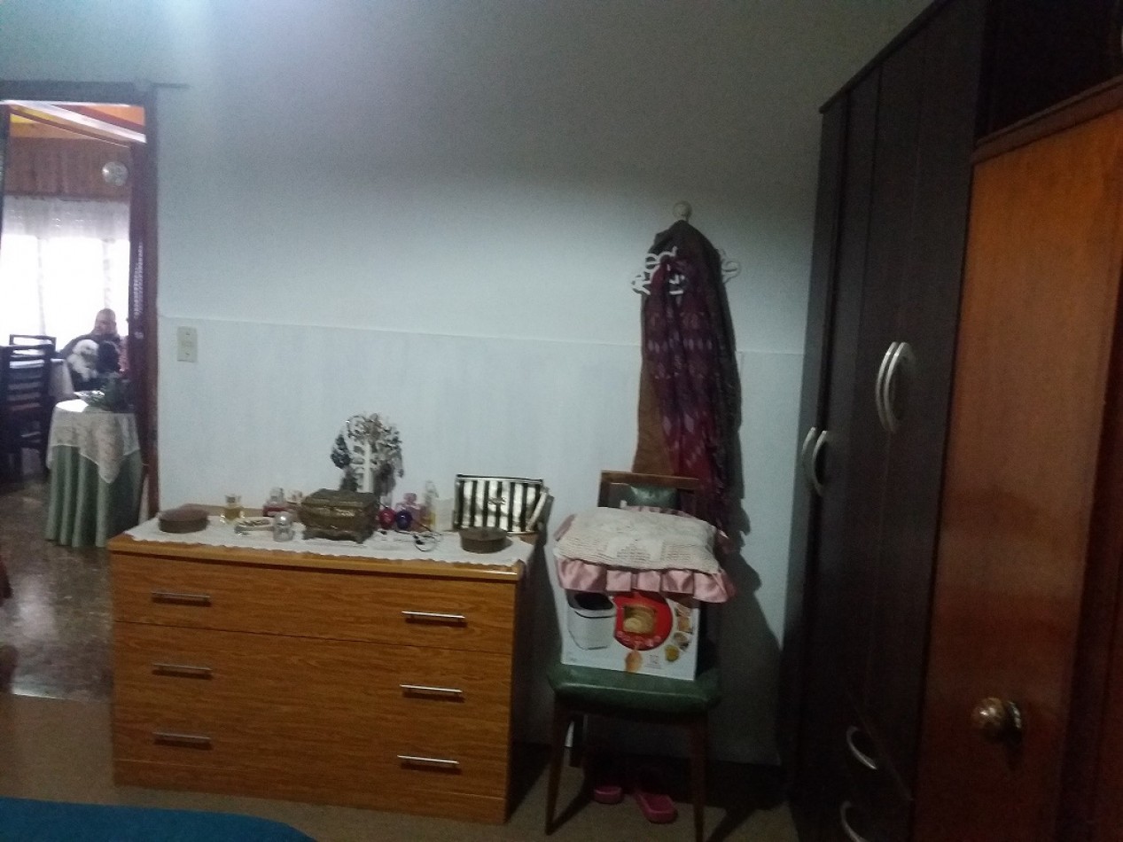 CHALET DE CUATRO AMBIENTES + DOS DEPARTAMENTOS DE DOS AMBIENTES C/U. VILLA LOURDES