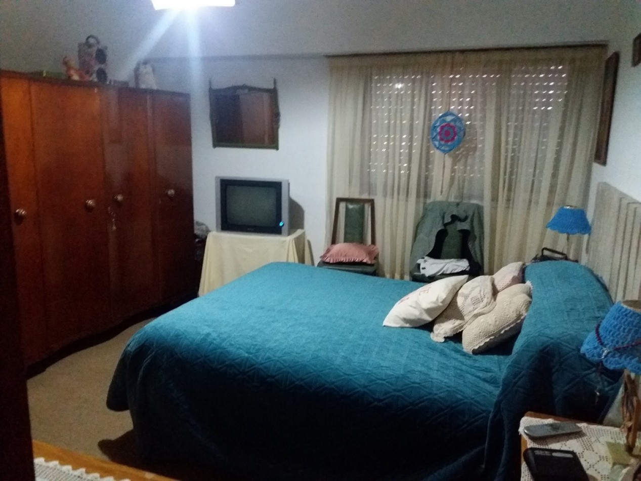 CHALET DE CUATRO AMBIENTES + DOS DEPARTAMENTOS DE DOS AMBIENTES C/U. VILLA LOURDES