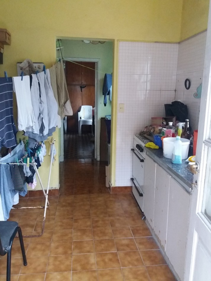CHALET DE CUATRO AMBIENTES + DOS DEPARTAMENTOS DE DOS AMBIENTES C/U. VILLA LOURDES