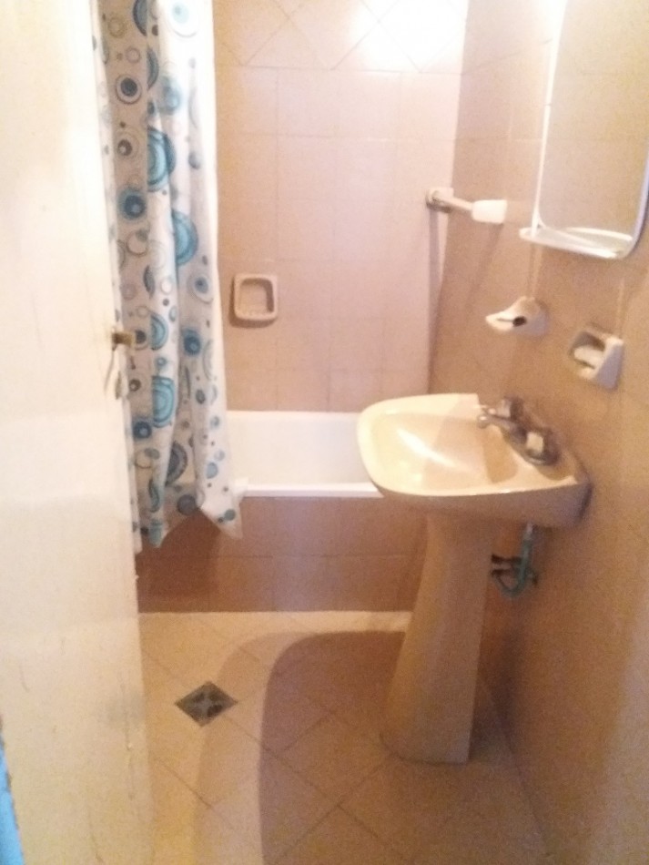 CHALET DE CUATRO AMBIENTES + DOS DEPARTAMENTOS DE DOS AMBIENTES C/U. VILLA LOURDES