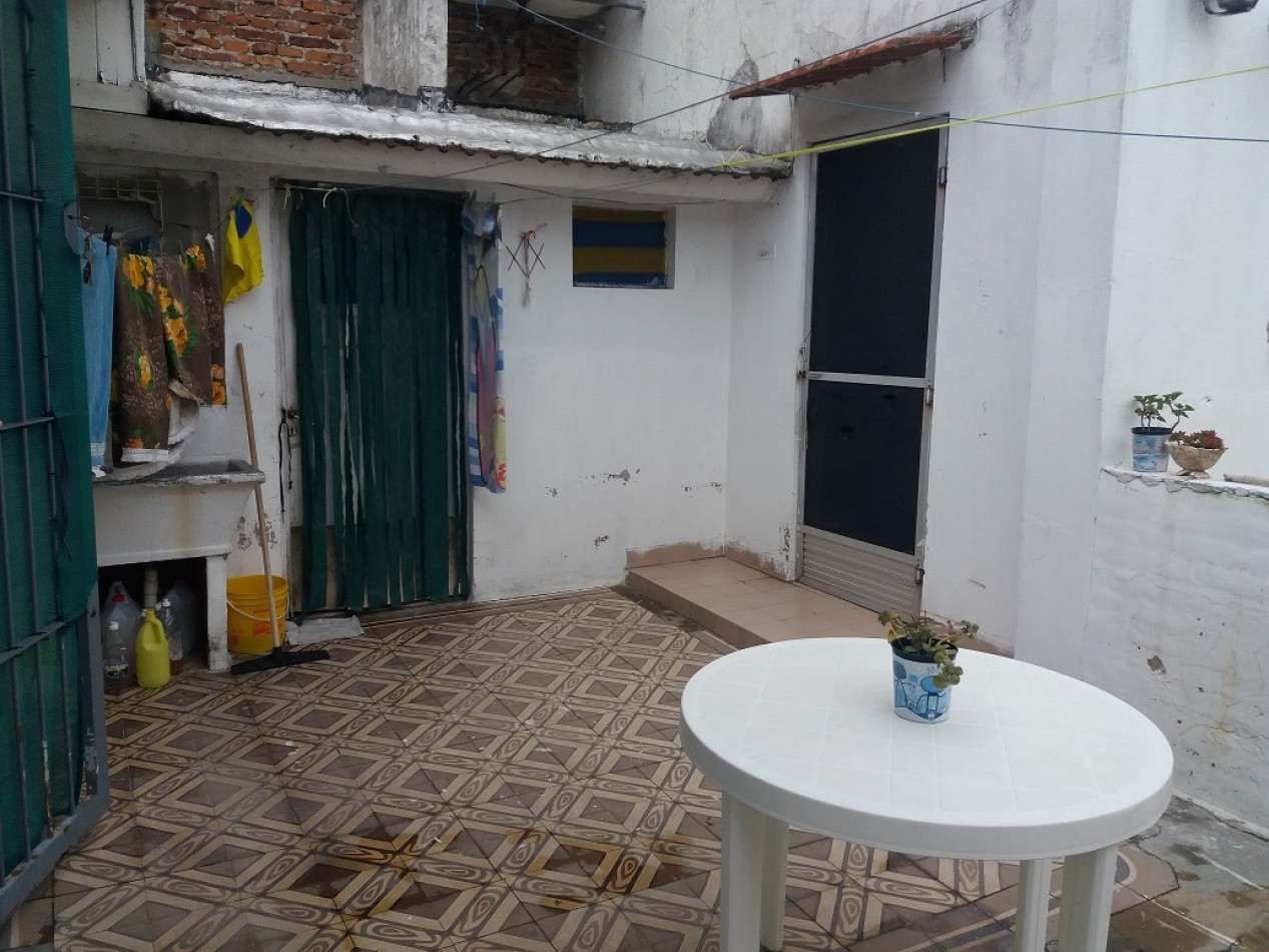 CHALET DE CUATRO AMBIENTES + DOS DEPARTAMENTOS DE DOS AMBIENTES C/U. VILLA LOURDES