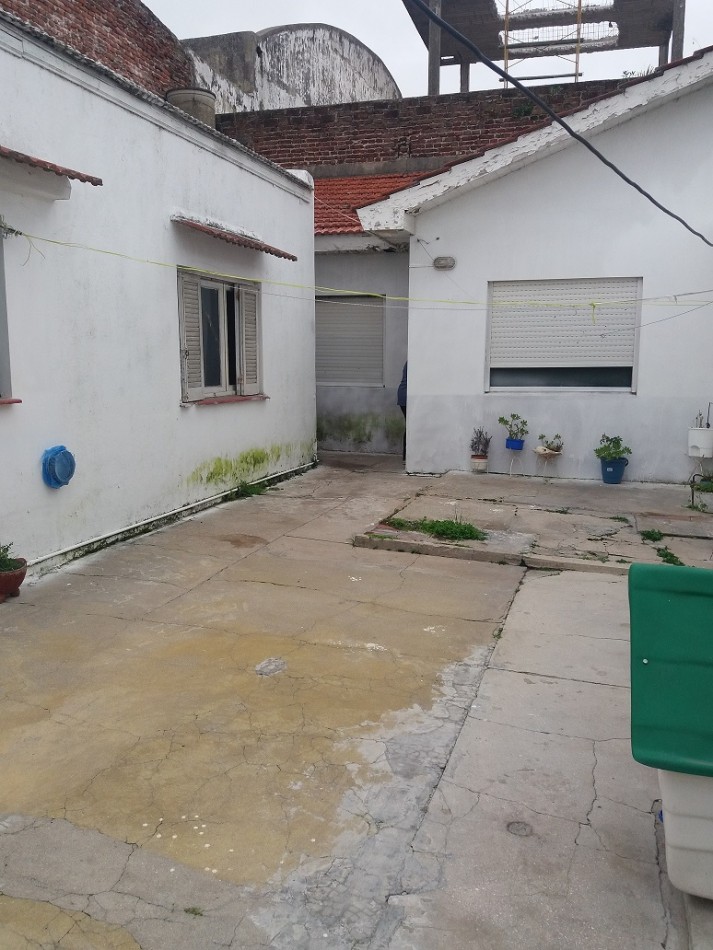CHALET DE CUATRO AMBIENTES + DOS DEPARTAMENTOS DE DOS AMBIENTES C/U. VILLA LOURDES