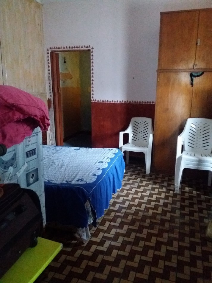 CHALET DE CUATRO AMBIENTES + DOS DEPARTAMENTOS DE DOS AMBIENTES C/U. VILLA LOURDES