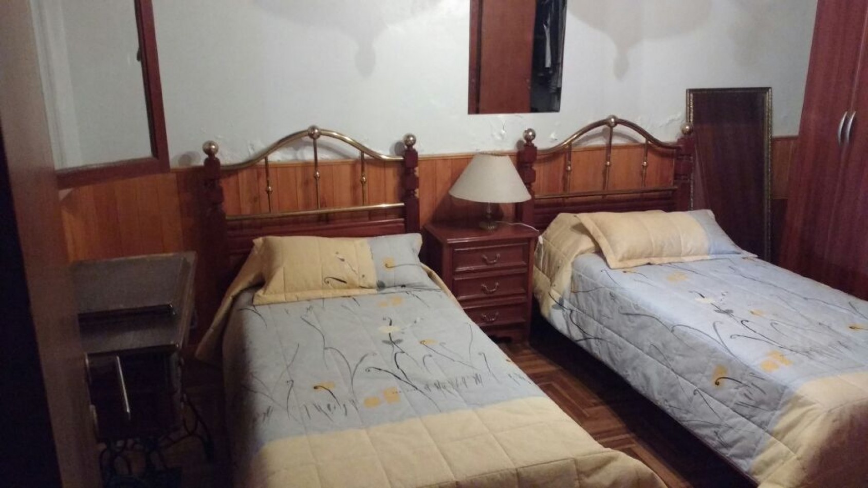 Chalet en lote propio de tres ambientes + altillo, parque y garage