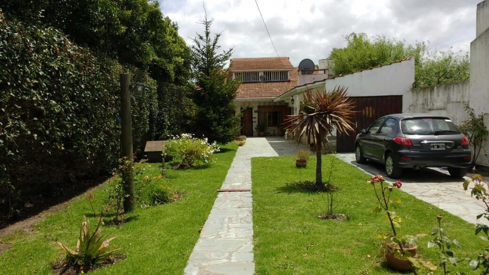 Chalet en lote propio de tres ambientes + altillo, parque y garage