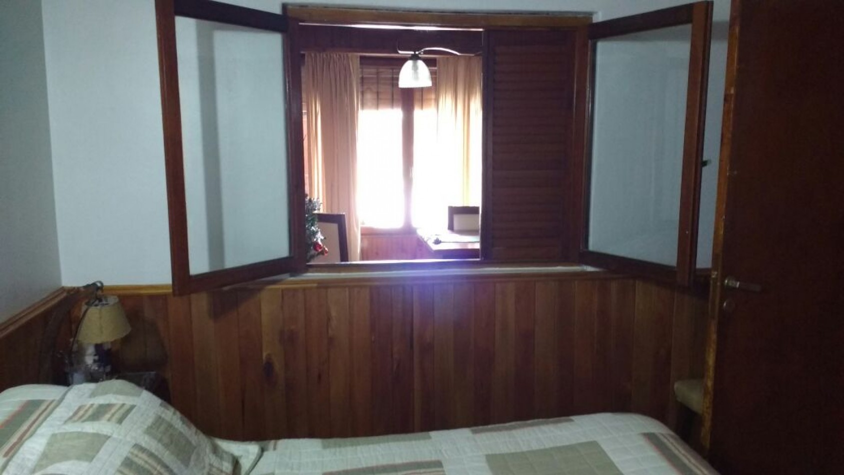 Chalet en lote propio de tres ambientes + altillo, parque y garage