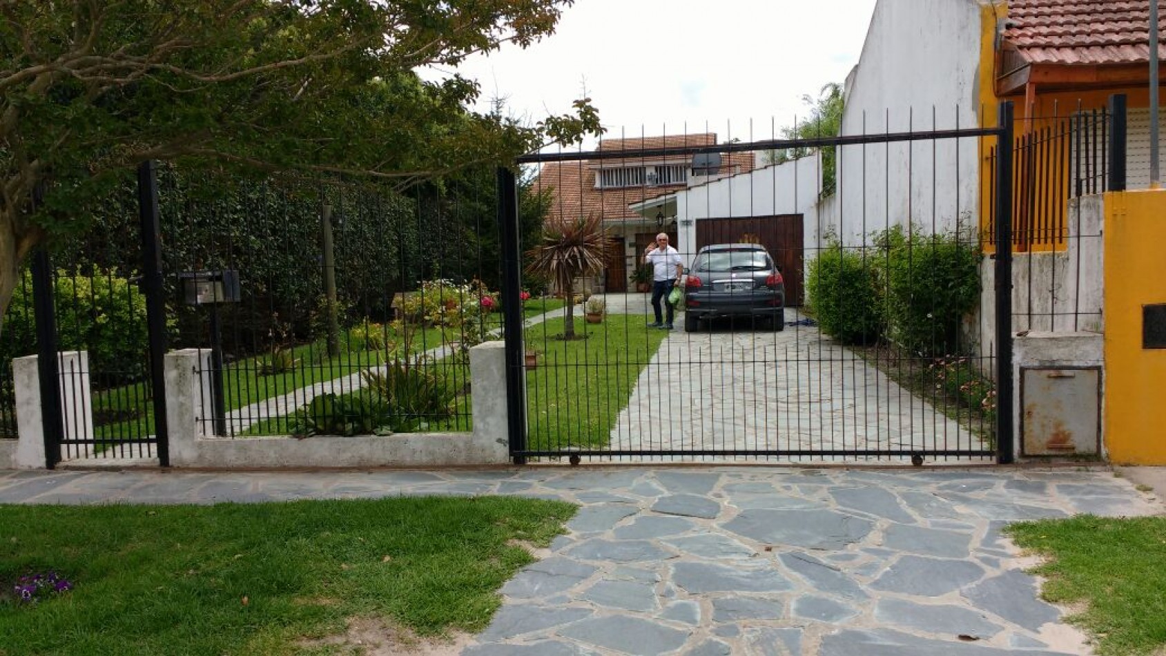 Chalet en lote propio de tres ambientes + altillo, parque y garage