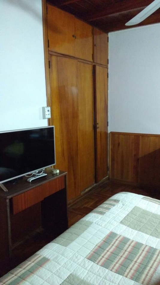 Chalet en lote propio de tres ambientes + altillo, parque y garage