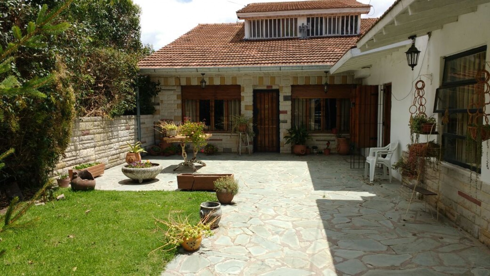 Chalet en lote propio de tres ambientes + altillo, parque y garage