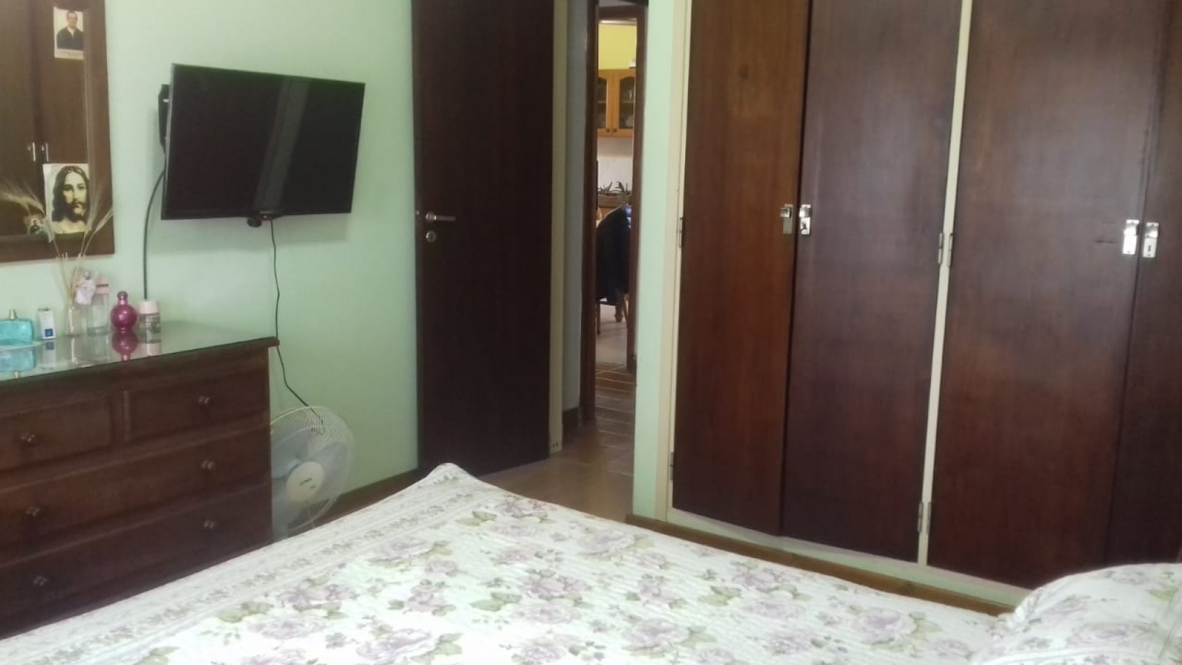 Chalet 5 ambientes, desarrollada en dos plantas, emplzado en dos lotes, gran parque, garage, quincho independiente con dormitorio. Muy buena. Miramar