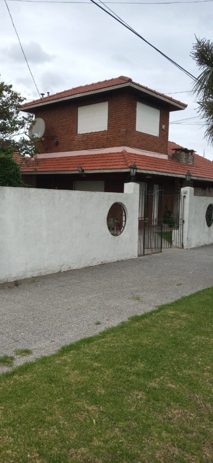 Chalet 5 ambientes, desarrollada en dos plantas, emplzado en dos lotes, gran parque, garage, quincho independiente con dormitorio. Muy buena. Miramar