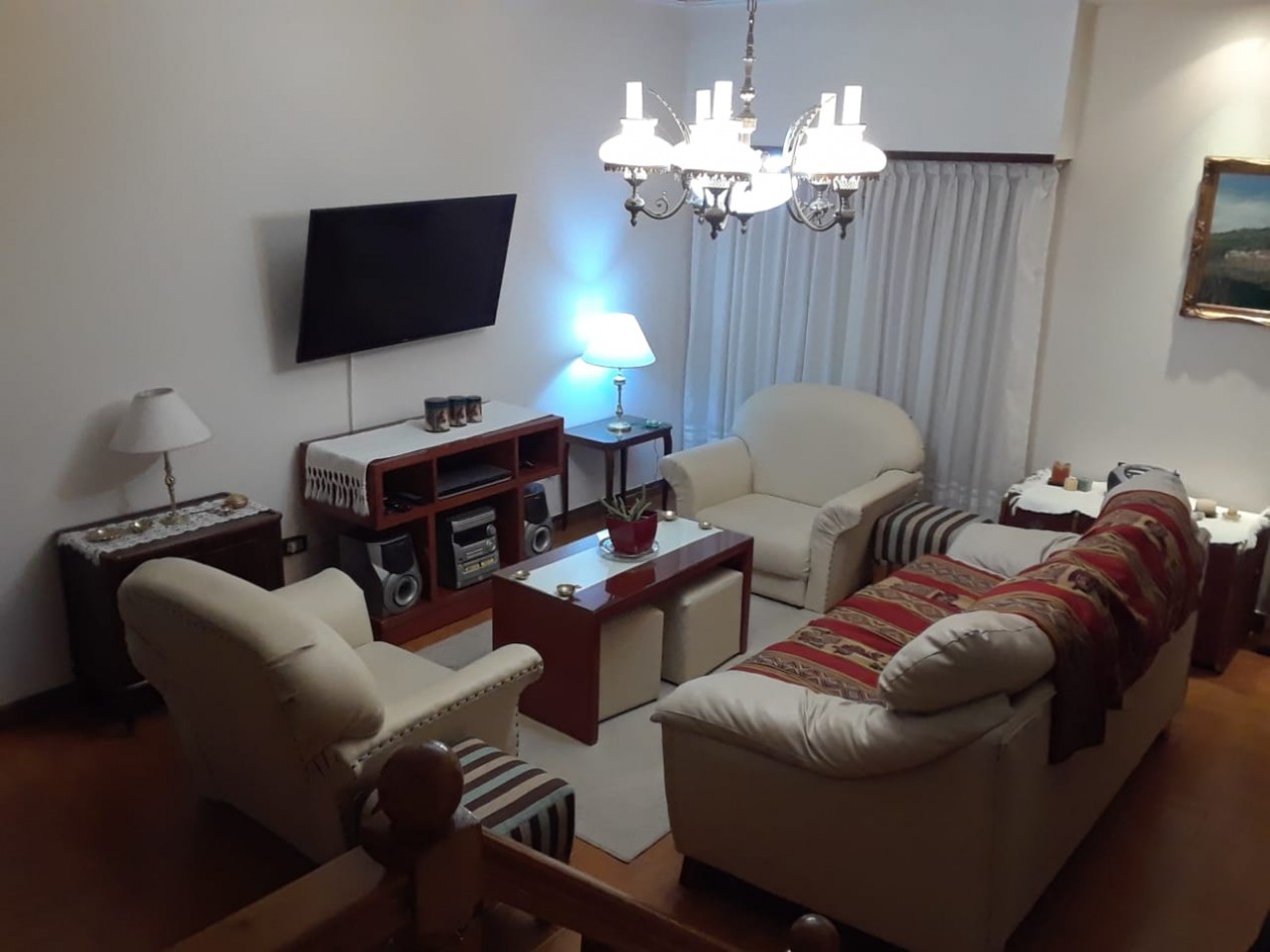 Chalet 5 ambientes, desarrollada en dos plantas, emplzado en dos lotes, gran parque, garage, quincho independiente con dormitorio. Muy buena. Miramar
