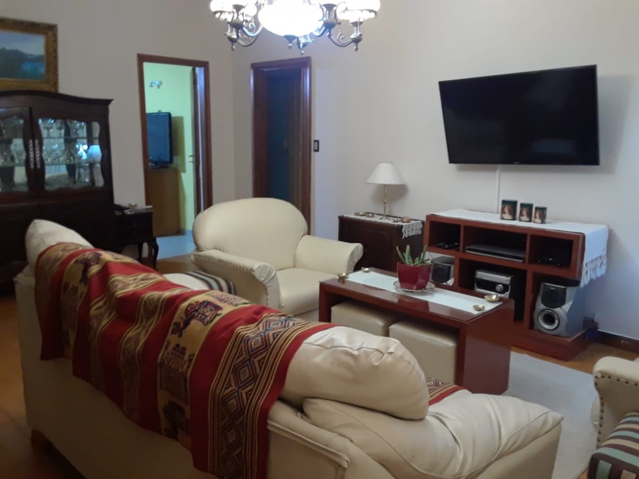 Chalet 5 ambientes, desarrollada en dos plantas, emplzado en dos lotes, gran parque, garage, quincho independiente con dormitorio. Muy buena. Miramar