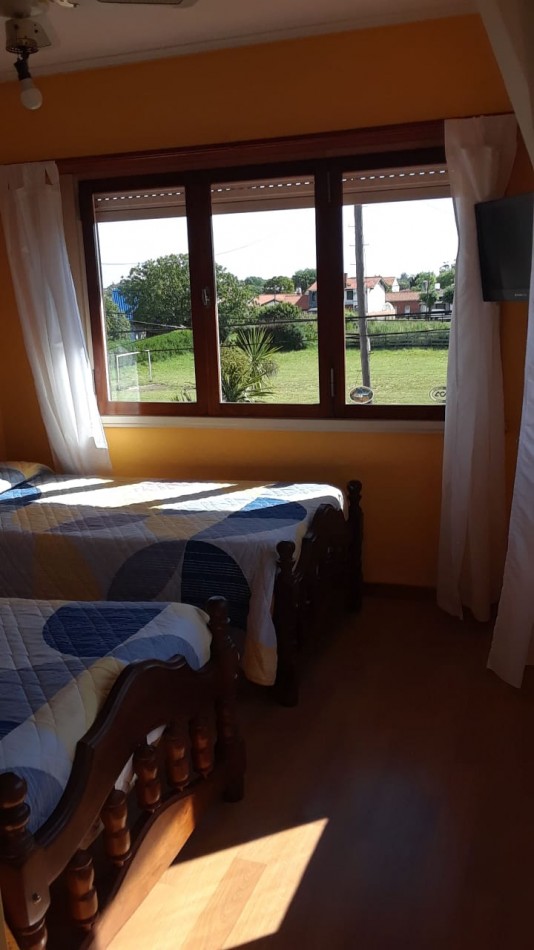 Chalet 5 ambientes, desarrollada en dos plantas, emplzado en dos lotes, gran parque, garage, quincho independiente con dormitorio. Muy buena. Miramar