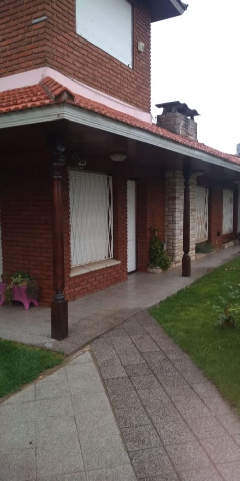 Chalet 5 ambientes, desarrollada en dos plantas, emplzado en dos lotes, gran parque, garage, quincho independiente con dormitorio. Muy buena. Miramar