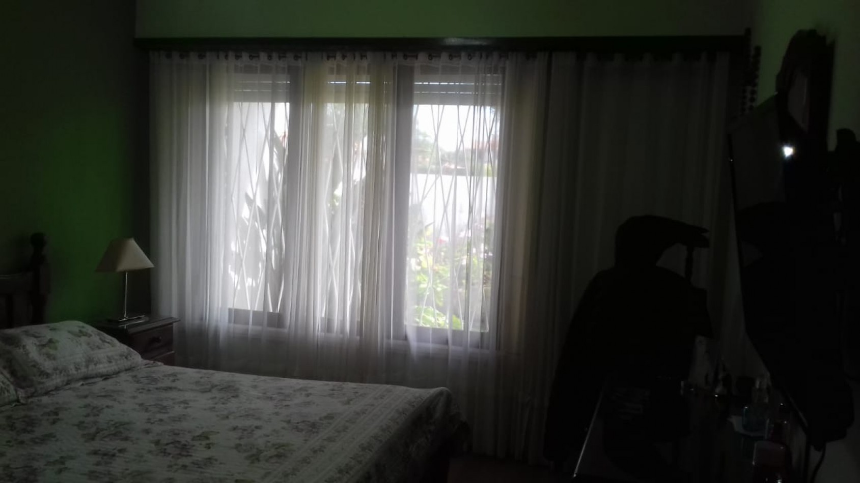 Chalet 5 ambientes, desarrollada en dos plantas, emplzado en dos lotes, gran parque, garage, quincho independiente con dormitorio. Muy buena. Miramar