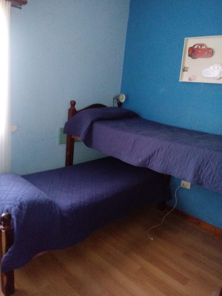 Chalet 5 ambientes, desarrollada en dos plantas, emplzado en dos lotes, gran parque, garage, quincho independiente con dormitorio. Muy buena. Miramar