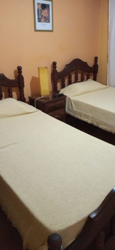 Chalet 5 ambientes, desarrollada en dos plantas, emplzado en dos lotes, gran parque, garage, quincho independiente con dormitorio. Muy buena. Miramar