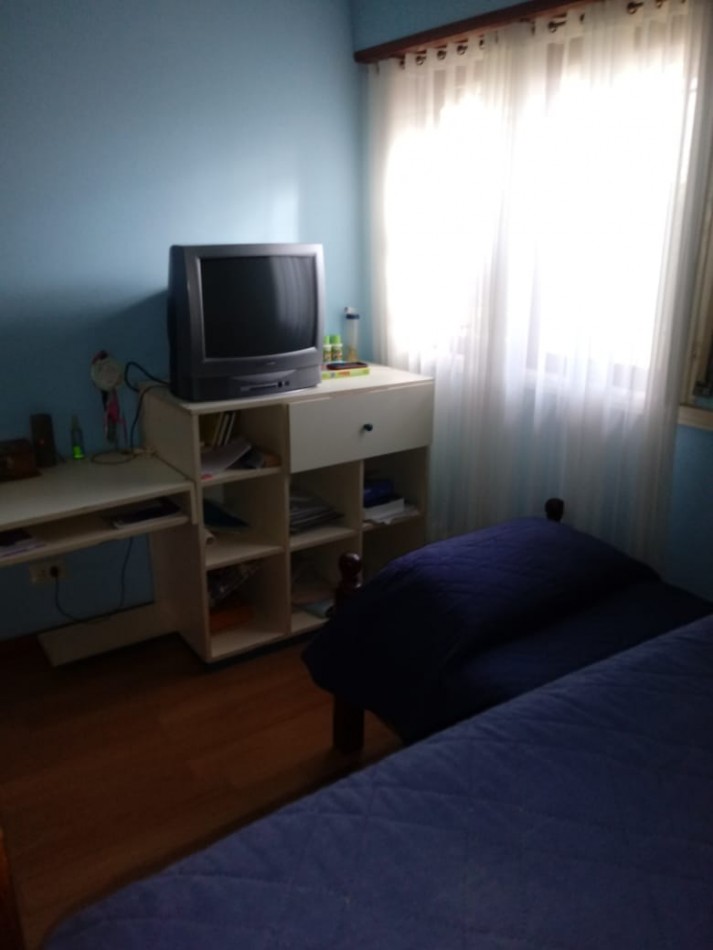 Chalet 5 ambientes, desarrollada en dos plantas, emplzado en dos lotes, gran parque, garage, quincho independiente con dormitorio. Muy buena. Miramar