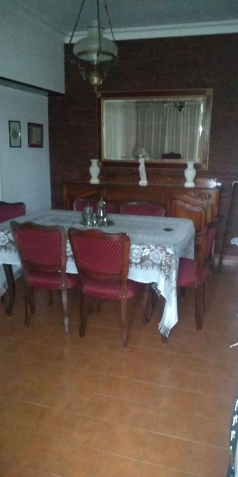 Chalet 5 ambientes, desarrollada en dos plantas, emplzado en dos lotes, gran parque, garage, quincho independiente con dormitorio. Muy buena. Miramar